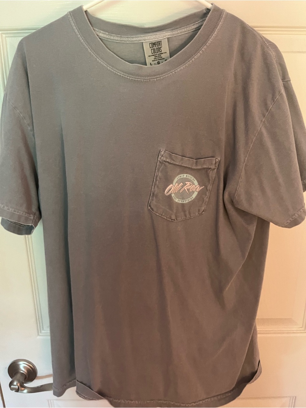 Comfort Colors Men's Short-Sleeve Pocket Tee in Gray with Logo
